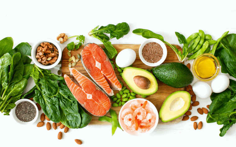 alimentos anti-inflsamatórios em uma mesa.