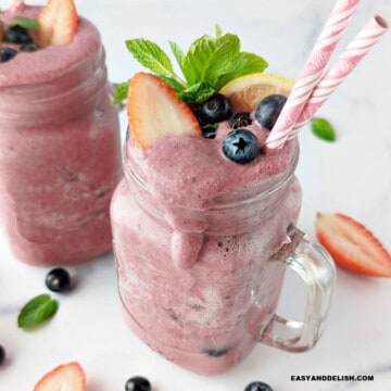 close up de vitamina para emagrecer com canudo e frutas no topo.