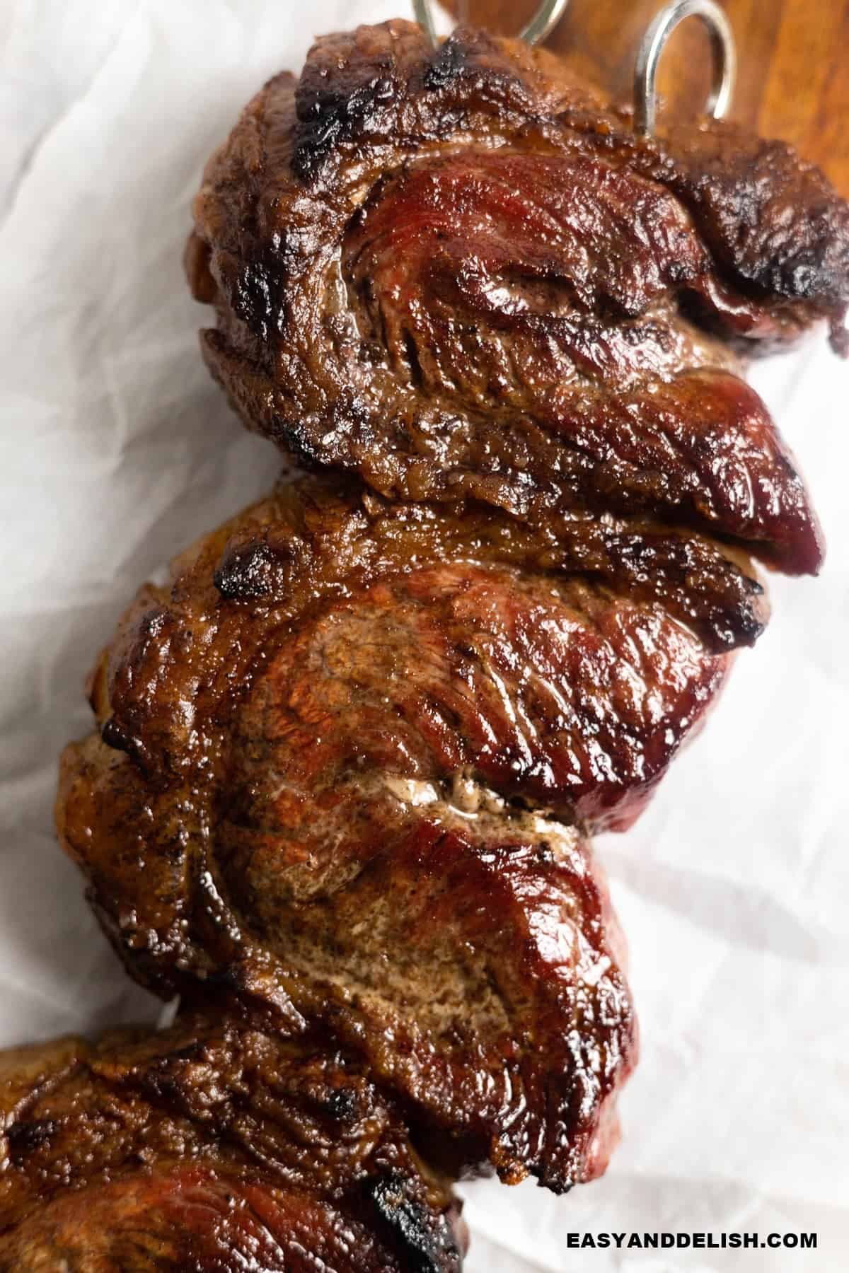 close up de picanha no espeto.