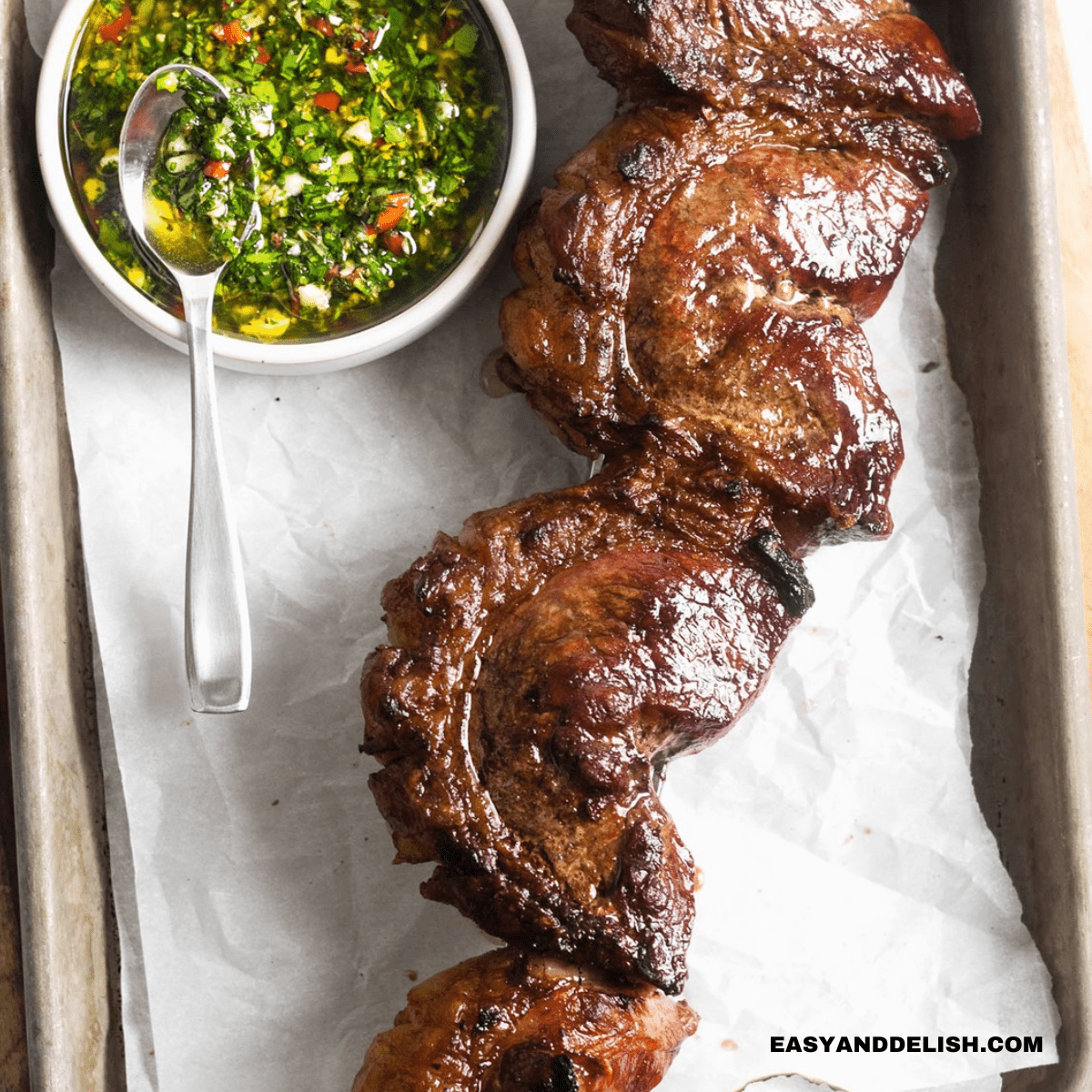 Churrasco de picanha assada no espeto na brasa. Esse tipo de churrasco é  amplamente consumido em todo o Brasil [download] - Designi