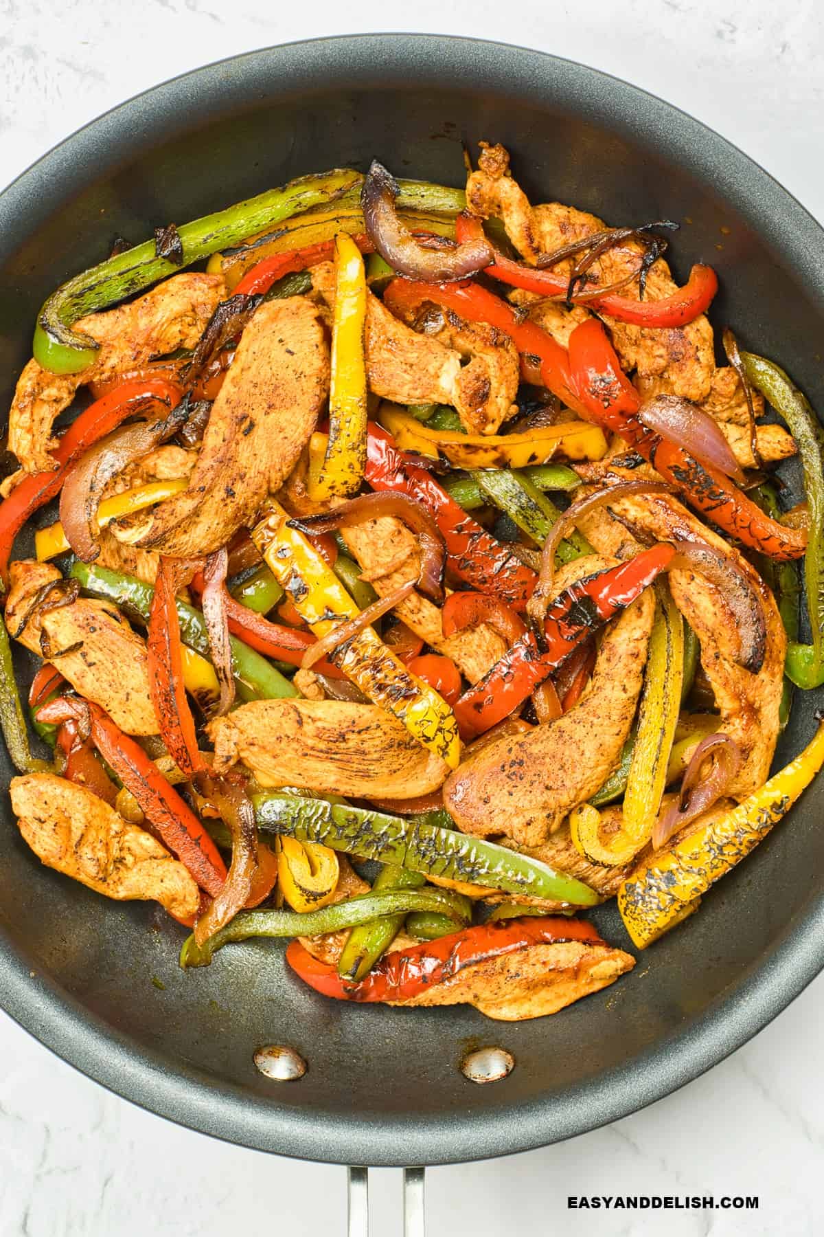 keto hciken fajitas in a skillet.