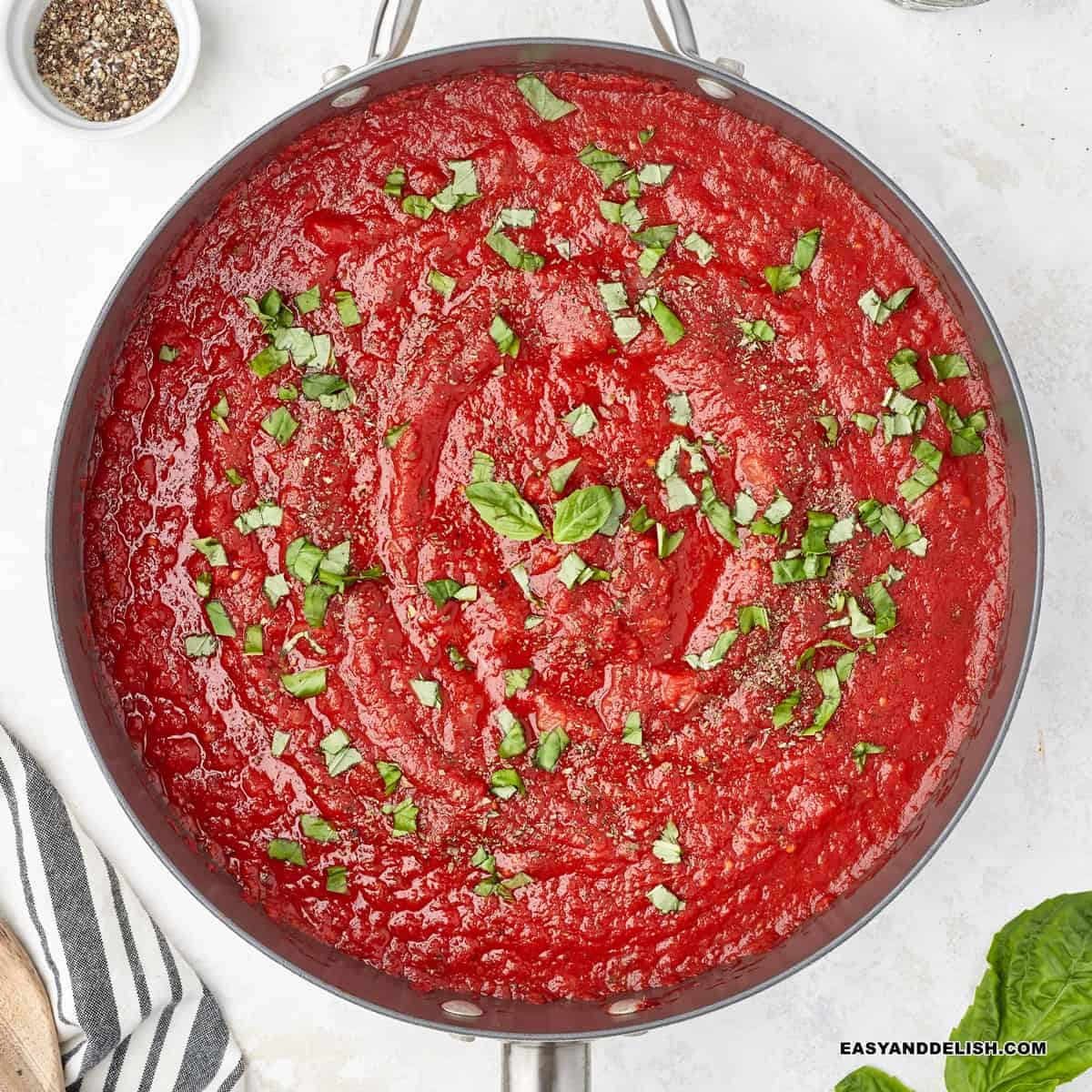 Low sodium marinara sauce topped with fresh basil and dried herbs.
