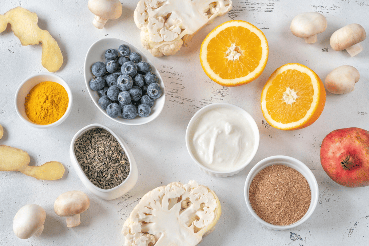 foods that contain polyphenols on a table.