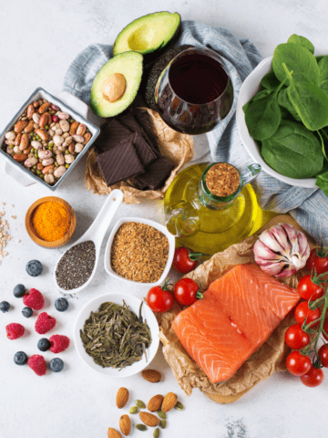 a table with many anti-inflammatory foods to add to your diet.