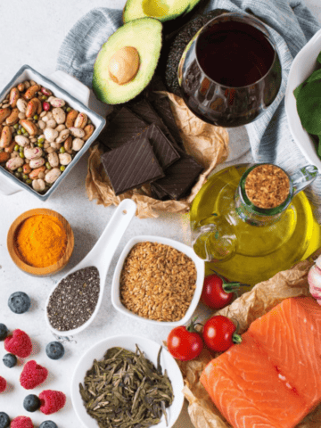 uma mesa cheia de alimentos anti-inflamatorios.
