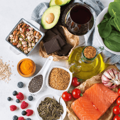 uma mesa cheia de alimentos anti-inflamatorios.