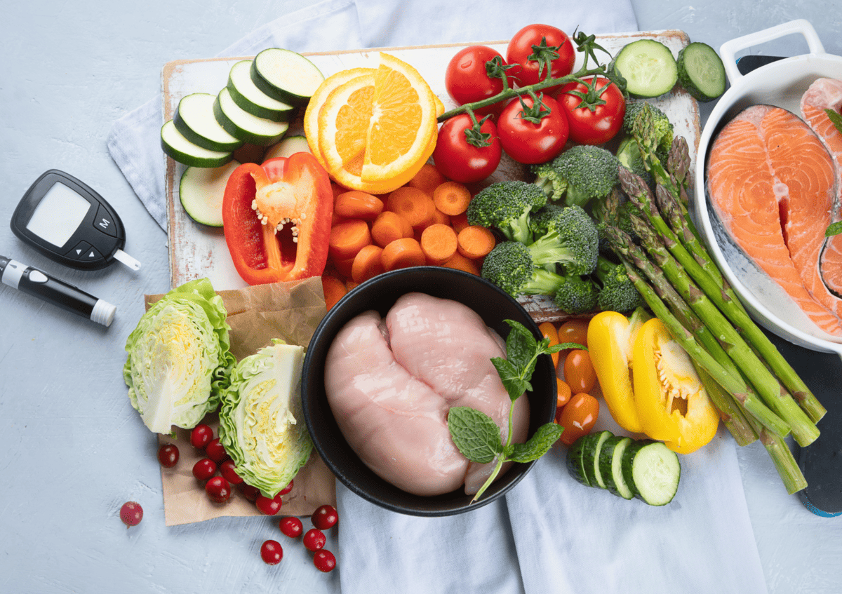 dieta para diabeticos com alimentos saudaveis em cima de uma mesa.