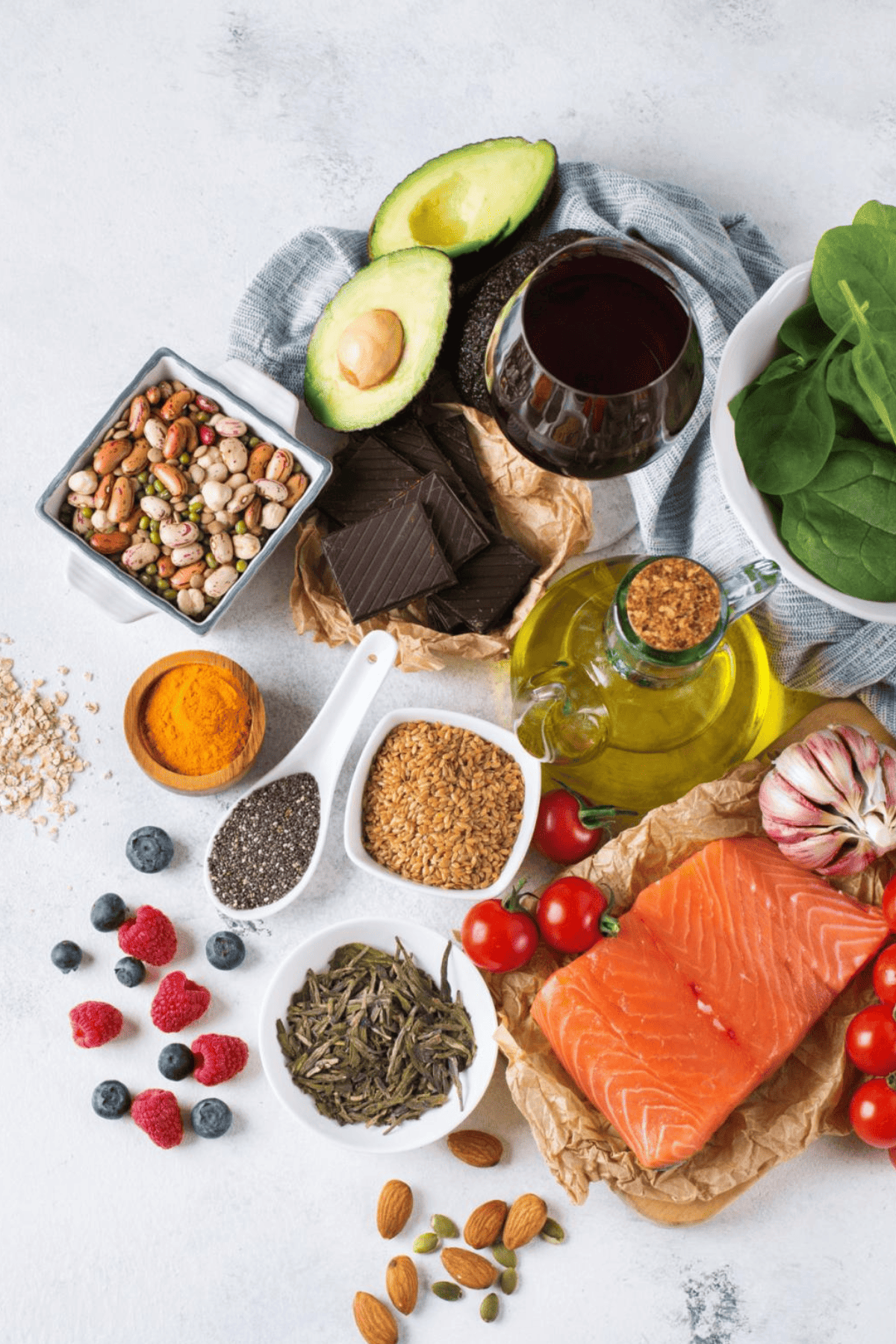alimentos anti-inflamatórios sobre uma mesa como parte de uma dieta saudável com a mediterrânea. 