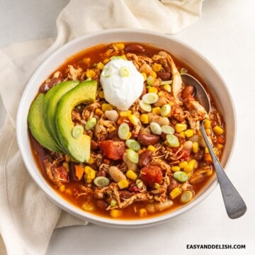 A bowl of healthy turkey chili with toppings.